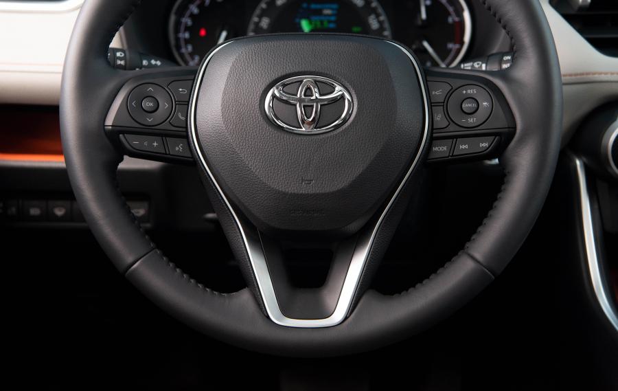 Детали интерьера Toyota RAV4 Adventure 2018 года  (NA) (фото 83 из 196)